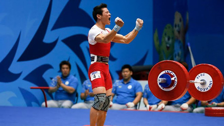 Lực sỹ cử tạ Thạch Kim Tuấn thi đấu không thành công ở Olympic 2016.